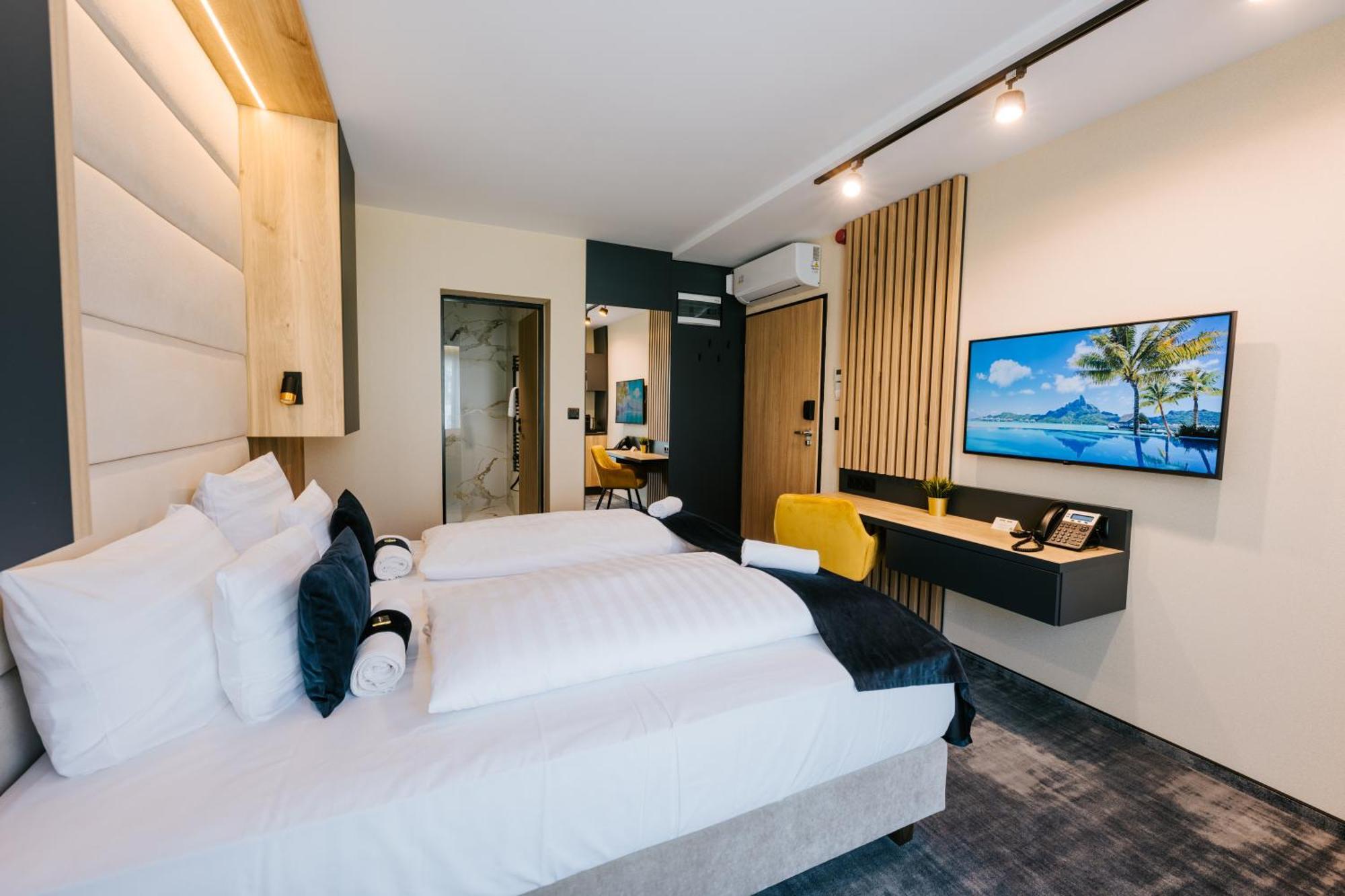 Auris Hotel 4*